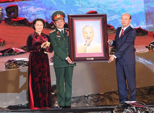 Chủ tịch Quốc hội Nguyễn Thị Kim Ngân tặng bức ảnh Chủ tịch Hồ Chí Minh cho Ngành than Việt Nam và Tổng Công ty than Đông Bắc. Ảnh: Trọng Đức – TTXVN