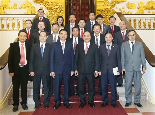 Chiều 11/7/2016, tại Trụ sở Chính phủ, Thủ tướng Nguyễn Xuân Phúc tiếp đồng chí Phet Phomphiphak, Bộ trưởng Văn phòng Thủ tướng Lào. Trong ảnh : Thủ tướng Nguyễn Xuân Phúc chụp ảnh chung với các đại biểu. Ảnh: Thống Nhất-TTXVN