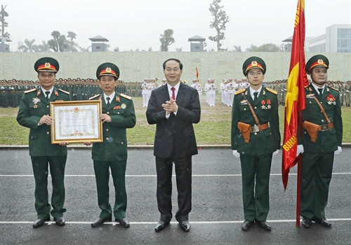 Chủ tịch nước Trần Đại Quang trao tặng Huân chương Quân công hạng Nhất cho Bộ Tư lệnh Binh chủng Đặc công. Ảnh: Nhan Sáng-TTXVN