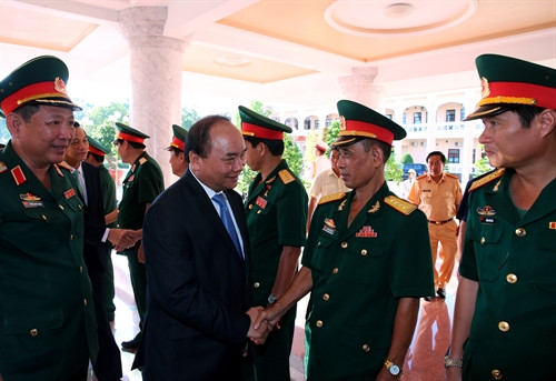 Sáng 23/7/2016, tại thành phố Cần Thơ, Thủ tướng Nguyễn Xuân Phúc đến thăm, làm việc tại Quân khu 9. Ảnh: Thống Nhất-TTXVN Sáng 23/7/2016, tại thành phố Cần Thơ, Thủ tướng Nguyễn Xuân Phúc đến thăm, làm việc tại Quân khu 9. Ảnh: Thống Nhất-TTXVN
