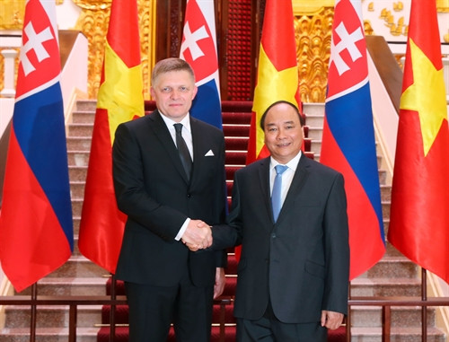 Thủ tướng Nguyễn Xuân Phúc và Thủ tướng Slovakia, Ngài Robert Fico nghe trước khi tiến hành hội đàm. Ảnh:Thống Nhất-TTXVN