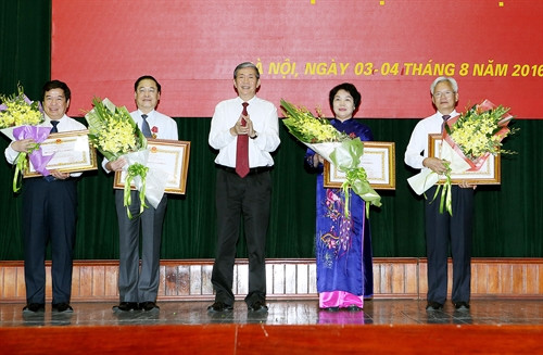 Đồng chí Đinh Thế Huynh trao Huân chương cho các đồng chí lãnh đạo và nguyên lãnh đạo Học viện Chính trị Quốc gia Hồ Chí Minh. Ảnh: Nguyễn Dân – TTXVN