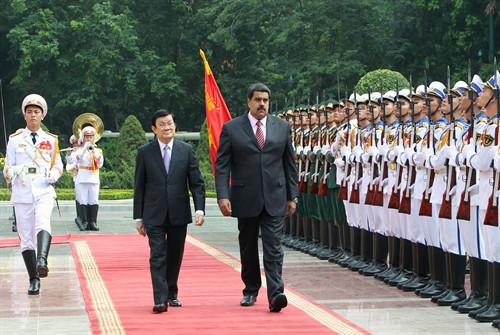 Sáng 31/8/2015, Lễ đón Tổng thống nước Cộng hòa Boliva Venezuela, Ngài Nicolás Maduro Moros và Phu nhân thăm chính thức Việt Nam được tổ chức trọng thể tại Phủ Chủ tịch. Trong ảnh: Chủ tịch nước Trương Tấn Sang và Tổng thống Nicolás Maduro Moros duyệt Đội danh dự QĐND Việt Nam. Ảnh: Nguyễn Khang – TTXVN