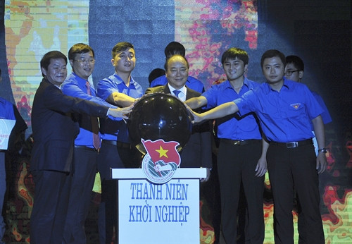 Thủ tướng Nguyễn Xuân Phúc và các đại biểu thực hiện nghi thức phát động "Chương trình thanh niên khởi nghiệp giai đoạn 2016 - 2021'. Ảnh: Phạm Kiên – TTXVN