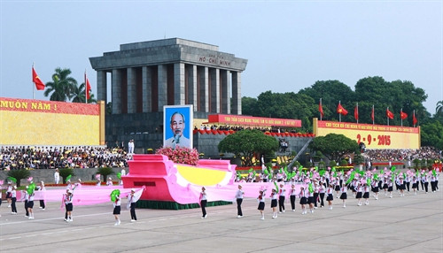 Khối Nghi trượng xe rước ảnh Chủ tịch Hồ Chí Minh tiến qua lễ đài.