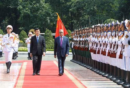Sáng 10/8/2015, Lễ đón Tổng thống nước Cộng hòa nhân dân Bangladesh Md. Abdul Hamid và Phu nhân được tổ chức trọng thể tại Phủ Chủ tịch. Trong ảnh: Chủ tịch nước Trương Tấn Sang và Tổng thống Md. Abdul Hamid duyệt Đội danh dự QĐND Việt Nam. Ảnh: Nguyễn Khang – TTXVN