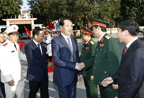 Chủ tịch nước Trần Đại Quang với lãnh đạo chỉ huy các lực lượng vũ trang tỉnh Thanh Hoá. Ảnh: Nhan Sáng-TTXVN