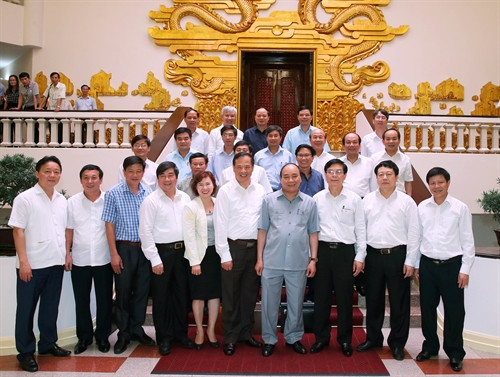 Thủ tướng Nguyễn Xuân Phúc với lãnh đạo chủ chốt tỉnh Hải Dương. Ảnh: Thống Nhât - TTXVN