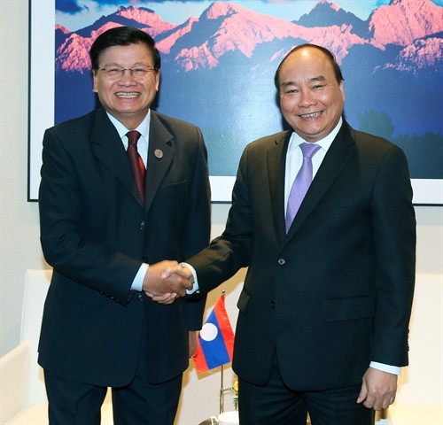 Trước thềm Hội nghị Cấp cao Á - Âu lần thứ 11, chiều 14/7/2016, tại thủ đô Ulan Bator, Mông Cổ, Thủ tướng Chính phủ Nguyễn Xuân Phúc gặp Thủ tướng nước CHDCND Lào Thongloun Sisoulith. Ảnh: Thống Nhất-TTXVN