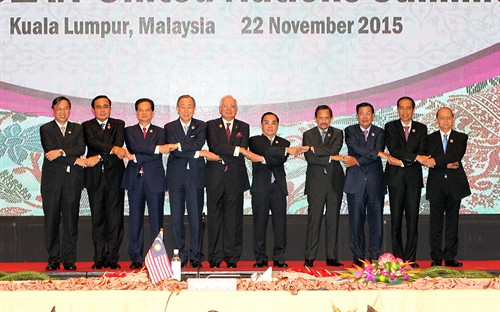 Trong khuôn khổ Hội nghị cấp cao ASEAN 27 và các hội nghị liên quan, ngày 22/11/2015, tại thủ đô Kuala Lumpur, Malaysia, Thủ tướng Nguyễn Tấn Dũng dự Hội nghị cấp cao ASEAN-Liên hợp quốc lần thứ 7. Trong ảnh: Các Trưởng đoàn chụp ảnh chung. Ảnh: Đức Tám – TTXVN Trong khuôn khổ Hội nghị cấp cao ASEAN 27 và các hội nghị liên quan, ngày 22/11/2015, tại thủ đô Kuala Lumpur, Malaysia, Thủ tướng Nguyễn Tấn Dũng dự Hội nghị cấp cao ASEAN-Liên hợp quốc lần thứ 7. Trong ảnh: Các Trưởng đoàn chụp ảnh chung. Ảnh: Đức Tám – TTXVN