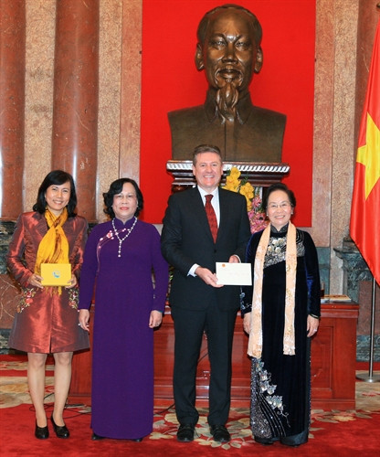 Phó Chủ tịch nước Nguyễn Thị Doan tặng quà lưu niệm cho các đại biểu. Ảnh: Thống Nhất - TTXVN