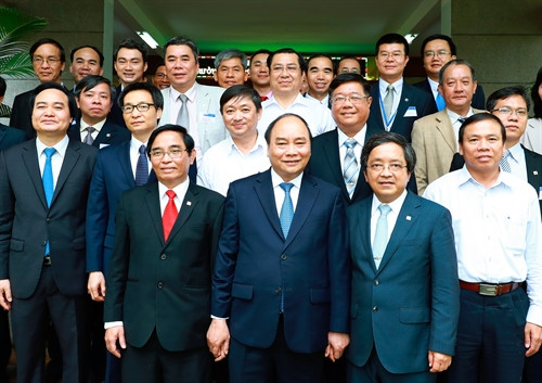 Thủ tướng Nguyễn Xuân Phúc với cán bộ và giáo viên trường Đại học Bách khoa thuộc Đại học Đà Nẵng. Ảnh: Thống Nhất – TTXVN