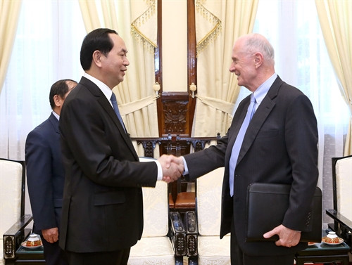 Chiều 27/10/2017, tại Phủ Chủ tịch, Chủ tịch nước Trần Đại Quang tiếp Giáo sư John Savage là Giáo sư về khoa học máy tính tại Đại học Brown, Hoa Kỳ đang trong chuyến thăm và làm việc tại Việt Nam. Ảnh: Nhan Sáng-TTXVN