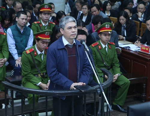 Bị cáo Nguyễn Xuân Sơn (nguyên Tổng giám đốc Công ty Tài chính Dầu khí, nguyên Tổng Giám đốc ngân hàng Oceanbank, nguyên Chủ tịch Hội đồng thành viên Tập đoàn Dầu khí Quốc gia Việt Nam) tại phiên toà. Ảnh: Phạm Kiên - TTXVN Bị cáo Nguyễn Xuân Sơn (nguyên Tổng giám đốc Công ty Tài chính Dầu khí, nguyên Tổng Giám đốc ngân hàng Oceanbank, nguyên Chủ tịch Hội đồng thành viên Tập đoàn Dầu khí Quốc gia Việt Nam) tại phiên toà. Ảnh: Phạm Kiên - TTXVN