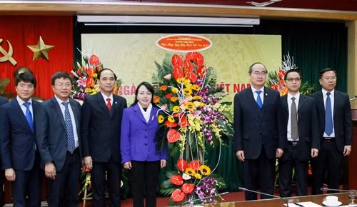 Chủ tịch Uỷ ban Trung ương Mặt trận tổ quốc Việt Nam Nguyễn Thiện Nhân tặng hoa chúc mừng Bộ Y tế. Ảnh: Nguyễn Dân –TTXVN