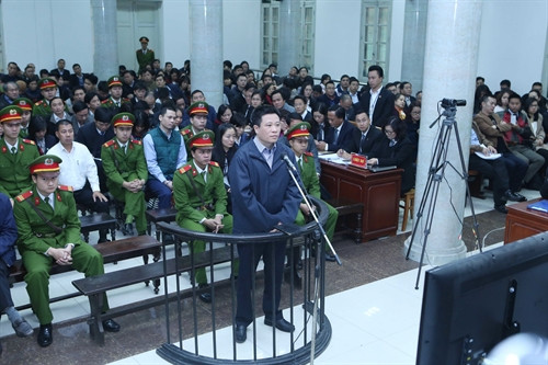 Bị cáo Hà Văn Thắm, nguyên Chủ tịch Hội đồng quản trị Ngân hàng thương mại cổ phần Đại Dương - Oceanbank tại phiên xét xử. Ảnh: Phạm Kiên – TTXVN Bị cáo Hà Văn Thắm, nguyên Chủ tịch Hội đồng quản trị Ngân hàng thương mại cổ phần Đại Dương - Oceanbank tại phiên xét xử. Ảnh: Phạm Kiên – TTXVN