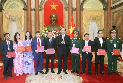 Chủ tịch nước Trần Đại Quang tặng quà cho các đại biểu tại buổi gặp mặt. Ảnh: Nhan Sáng-TTXVN