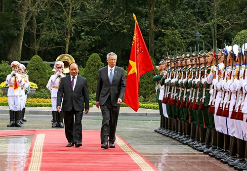 Thủ tướng Nguyễn Xuân Phúc và Thủ tướng Singapore duyệt đội danh dự Quân đội nhân dân Việt Nam. Ảnh: Thống Nhất – TTXVN