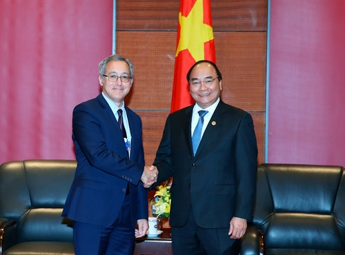 Thủ tướng Nguyễn Xuân Phúc tiếp ông Richard Samans Giám đốc điều hành Diễn đàn Kinh tế thế giới (WEF) nhân dịp sang dự Hội nghị Diễn đàn Kinh tế thế giới về khu vực Mê Công (WEF - Mekong). Ảnh: TTXVN