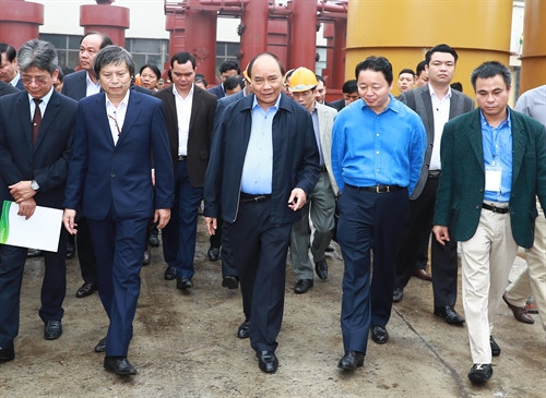 Thủ tướng Nguyễn Xuân Phúc đến thị sát, tìm hiểu về công nghệ điện rác Việt Nam tại Nhà máy cơ khí chế tạo thiết bị môi trường của Công ty TNHH Thủy lực máy trong Khu công nghiệp Đồng Văn II, huyện Duy Tiên. Ảnh:Thống Nhất-TTXVN