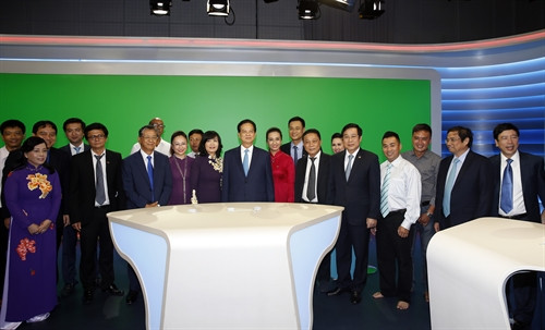 Thủ tướng Nguyễn Tấn Dũng thăm trường quay S3 mới. Ảnh: Đức Tám – TTXVN