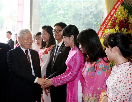 Tổng Bí thư Nguyễn Phú Trọng với cán bộ, phóng viên, biên tập viên của Đài tiếng nói Việt Nam. Ảnh: Thống Nhất-TTXVN