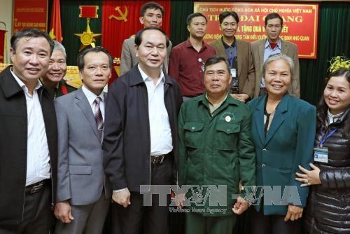 Chủ tịch nước Trần Đại Quang với các thương, bệnh binh tại Trung tâm điều dưỡng thương binh Nho Quan, tỉnh Ninh Bình. Ảnh: Nhan Sáng-TTXVN