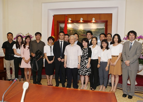 Tổng Bí thư Nguyễn Phú Trọng với các phóng viên , trợ lý báo chí Nhật Bản. Ảnh: Trí Dũng– TTXVN Tổng Bí thư Nguyễn Phú Trọng với các phóng viên , trợ lý báo chí Nhật Bản. Ảnh: Trí Dũng– TTXVN