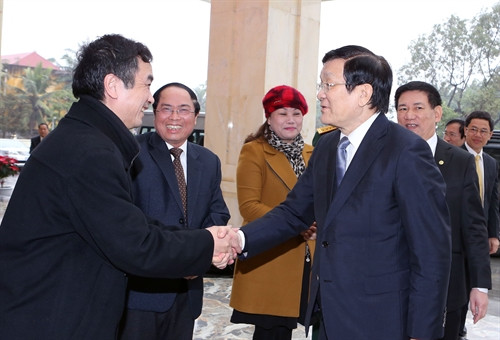 Chủ tịch nước Trương Tấn Sang vơi các đồng chí lãnh đạo tỉnh Nghệ An.Ảnh: Nguyễn Khang – TTXVN