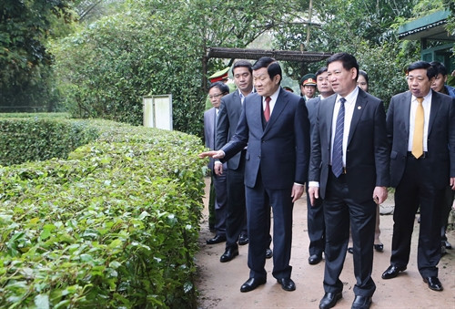 Chủ tịch nước Trương Tấn Sang thăm quê nội Bác Hồ ở làng Sen, xã Kim Liên, huyện Nam Đàn. Ảnh: Nguyễn Khang – TTXVN