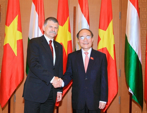 Chủ tịch Quốc hội Nguyễn Sinh Hùng đón Chủ tịch Quốc hội Hungary Kover Laszlo. Ảnh: Thống Nhất-TTXVN Chủ tịch Quốc hội Nguyễn Sinh Hùng đón Chủ tịch Quốc hội Hungary Kover Laszlo. Ảnh: Thống Nhất-TTXVN