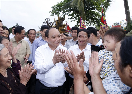 Thủ tướng Nguyễn Xuân Phúc với các cử tri tại xã Lý Học, huyện Vĩnh Bảo, ngày 7/5. Ảnh: Thống Nhất-TTXVN Thủ tướng Nguyễn Xuân Phúc với các cử tri tại xã Lý Học, huyện Vĩnh Bảo, ngày 7/5. Ảnh: Thống Nhất-TTXVN