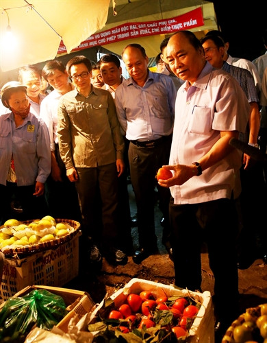 Sáng 27/9/2016, Thủ tướng Nguyễn Xuân Phúc, Phó Thủ tướng Vũ Đức Đam, Trưởng ban Chỉ đạo An toàn thực phẩm Trung ương đi kiểm tra vệ sinh an toàn thực phẩm tại chợ đầu mối Long Biên, Hà Nội. Ảnh: Thống Nhất-TTXVN