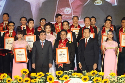 Chủ tịch nước Trương Tấn Sang với các doanh nghiệp đạt danh hiệu "Hàng Việt Nam chất lượng cao" 20 năm liên tục. Ảnh: Thanh Vũ – TTXVN