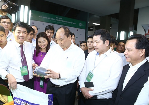 Thủ tướng Nguyễn Xuân Phúc thăm gian hàng trưng bày tại hội nghị. Ảnh: Thống Nhất-TTXVN