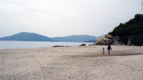 Hãy đến đây để chiêm ngưỡng tượng Phật lớn nhất thế giới. Chỉ mất 30 đi từ đảo Hong Kong, bạn có thể dành 1 ngày ở Lantau để khám phá những thác nước hùng vĩ, những làng chài, bãi biển… Tượng Đại Phật Thiên Tân: Đây là bức tượng Phật ngồi bằng đồng lớn nhất thế giới với chiều cao 34 mét, nặng 250 tấn, mỗi ngày thu hút hàng ngàn lượt người đến thăm quan. Beach House: Có một chuỗi quán cà phê nhìn ra biển, bao gồm Beach House. Tại đây phục vụ các món ăn Địa Trung Hải, chủ yếu là các món hải sản. Được mệnh danh là lá phổi của Hong Kong, Lantau địa hình chủ yếu đồi núi, có những bãi cát trải dài bờ biển và công viên lớn nhất đảo. Gia súc trên đảo nhiều hơn cả taxi: Gần 1.000 con gia súc so với 75 chiếc taxi có trên đảo. Nằm giữa những ngọn núi và các cánh đồng lúa, bãi biển Pui O là sự lựa chọn tuyệt vời cho những người thích tắm nắng, lướt sóng và ngắm những con trâu nước đặc trưng của Lantau. Mavericks: Được mở cửa vào năm 2014, với đồ nội thất “cũ kỹ”, những tấm ván lướt sóng trang trí trên tường và ngay cả đoạn đường trượt băng nhỏ đã nhanh chóng biến Mavericks trở thành điểm đến hấp dẫn ở Lantau. Cắm trại ở Pui O: Một khu cắm trại công cộng gần biển, ngay bên cạnh nó là một doanh nghiệp địa phương cung cấp lều trại, túi ngủ, đồ dùng nấu nướng,… mọi đồ dùng cần thiết cho du khách. Biển Cheung Sha: Gần khu cắm trại là một địa điểm phổ biến để thưởng thức đồ ăn nhẹ và đồ uống. The Stoep: Nằm cách xa bờ biển, The Stoep là một trong những nhà hàng Nam Phi nổi tiếng nhất ở Hong Kong. Hãy đến đây để chiêm ngưỡng tượng Phật lớn nhất thế giới. Chỉ mất 30 đi từ đảo Hong Kong, bạn có thể dành 1 ngày ở Lantau để khám phá những thác nước hùng vĩ, những làng chài, bãi biển… Tượng Đại Phật Thiên Tân: Đây là bức tượng Phật ngồi bằng đồng lớn nhất thế giới với chiều cao 34 mét, nặng 250 tấn, mỗi ngày thu hút hàng ngàn lượt người đến thăm quan. Beach House: Có một chuỗi quán cà phê nhìn ra biển, bao gồm Beach House. Tại đây phục vụ các món ăn Địa Trung Hải, chủ yếu là các món hải sản. Được mệnh danh là lá phổi của Hong Kong, Lantau địa hình chủ yếu đồi núi, có những bãi cát trải dài bờ biển và công viên lớn nhất đảo. Gia súc trên đảo nhiều hơn cả taxi: Gần 1.000 con gia súc so với 75 chiếc taxi có trên đảo. Nằm giữa những ngọn núi và các cánh đồng lúa, bãi biển Pui O là sự lựa chọn tuyệt vời cho những người thích tắm nắng, lướt sóng và ngắm những con trâu nước đặc trưng của Lantau. Mavericks: Được mở cửa vào năm 2014, với đồ nội thất “cũ kỹ”, những tấm ván lướt sóng trang trí trên tường và ngay cả đoạn đường trượt băng nhỏ đã nhanh chóng biến Mavericks trở thành điểm đến hấp dẫn ở Lantau. Cắm trại ở Pui O: Một khu cắm trại công cộng gần biển, ngay bên cạnh nó là một doanh nghiệp địa phương cung cấp lều trại, túi ngủ, đồ dùng nấu nướng,… mọi đồ dùng cần thiết cho du khách. Biển Cheung Sha: Gần khu cắm trại là một địa điểm phổ biến để thưởng thức đồ ăn nhẹ và đồ uống. The Stoep: Nằm cách xa bờ biển, The Stoep là một trong những nhà hàng Nam Phi nổi tiếng nhất ở Hong Kong.