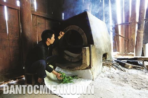 Sao chè theo phương pháp truyền thống tại các hộ gia đình người Mông