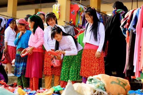 Chiều khách Thử áo Chọn lựa Giao lưu Góc chợ Lũng Pài Ngày chợ phiên Rực rỡ sắc màu Góc chợ Hàng hóa được bày bán tại chợ Vật dụng nhà nông Xem hàng Tan chợ