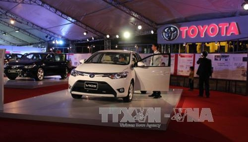 Xe ô tô của Công ty ToYoTa Việt Nam được trưng bày tại triển lãm và hội chợ. Ảnh: Nguyễn Thảo - TTXVN Xe ô tô của Công ty ToYoTa Việt Nam được trưng bày tại triển lãm và hội chợ. Ảnh: Nguyễn Thảo - TTXVN
