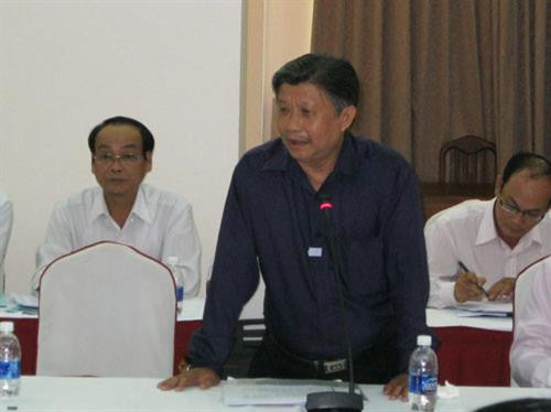 Chuyên gia dự án hỗ trợ cải cách hành chính Thành phố Hồ Chí Minh Diệp Văn Sơn (đứng). Ảnh: nld.com.vn