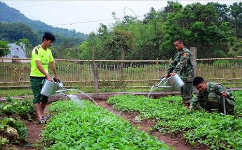 Chiến sỹ đồn Biên phòng Leng Su Sìn tăng gia sản xuất. Ảnh: Phan Tuấn Anh – TTXVN Chiến sỹ đồn Biên phòng Leng Su Sìn tăng gia sản xuất. Ảnh: Phan Tuấn Anh – TTXVN