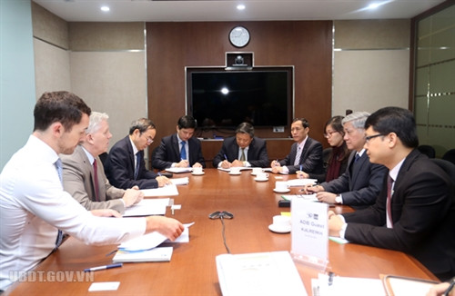 Bộ trưởng, Chủ nhiệm Ủy ban Dân tộc Đỗ Văn Chiến làm việc với ông Eric Sidgwic- Giám đốc Ngân hàng châu Á tại Việt Nam về các vấn đề xoay quanh việc hỗ trợ, thúc đẩy sự phát triển vùng dân tộc thiểu số và miền núi Việt Nam. Ảnh: Cổng TTĐT Ủy ban Dân tộc. Bộ trưởng, Chủ nhiệm Ủy ban Dân tộc Đỗ Văn Chiến làm việc với ông Eric Sidgwic- Giám đốc Ngân hàng châu Á tại Việt Nam về các vấn đề xoay quanh việc hỗ trợ, thúc đẩy sự phát triển vùng dân tộc thiểu số và miền núi Việt Nam. Ảnh: Cổng TTĐT Ủy ban Dân tộc.