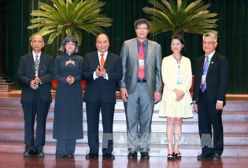 Thủ tướng Nguyễn Xuân Phúc với đại diện kiều bào 5 châu. Ảnh: Thống Nhất-TTXVN