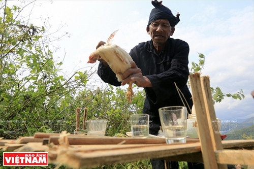 Cận cảnh mâm lễ vật cúng bản của người Cống. Mâm lễ vật này được chuẩn bị ở nhà thày mo. Thày mo làm lễ tại nhà trước khi lên vùng đất linh thiêng để làm lễ cúng bản. Người Cống rời nhà thày mo cùng lễ vật dâng lên hai vị thần nước và thần rừng. Ngoài đồ lễ được thày mo chuẩn bị, họ cũng mang theo gạo, gà và lợn để tế thần linh. Người Cống phát quang khu đất thiêng nơi có nguồn nước dẫn về bản. Trước khi làm lễ, trai bản dựng ngôi nhà nhỏ để đón thần linh về chứng kiến lễ cúng của họ. Thày mo đọc bài khấn đầu tiên trong lễ cúng để mời thần linh về cho dân bản làm lễ. Thày mo giết gà làm vật tế cầu vị thần linh che chở cho bản làng của họ được an lành. C huẩn bị đồ chín để cúng tạ ơn các vị thần. Trai bản giúp thày mo chuẩn bị lễ vật để làm lễ cúng. Thày mo rót rượu mời các vị thần sau khi thực hiện xong bài khấn. Xem bói từ gan là phần rất quan trọng của lễ cúng bản. Qua những đặc điểm của lá ga vừa tế thần, thày mo sẽ nói cho dân bản về kết quả của buổi lễ. Lễ cúng bản của người Cống chỉ dành cho đàn ông. Họ sẽ ăn uống theo cách thức cổ xưa như ông bà tổ tiên của họ ngay tại vùng đất thiêng của bản. Dấu hiệu cấm bản của người Cống. Từ lúc những “chiếc khiêng” này được cắm xuống, bản Nậm Pục sẽ nội bất xuất ngoại bất nhập. Cận cảnh mâm lễ vật cúng bản của người Cống. Mâm lễ vật này được chuẩn bị ở nhà thày mo. Thày mo làm lễ tại nhà trước khi lên vùng đất linh thiêng để làm lễ cúng bản. Người Cống rời nhà thày mo cùng lễ vật dâng lên hai vị thần nước và thần rừng. Ngoài đồ lễ được thày mo chuẩn bị, họ cũng mang theo gạo, gà và lợn để tế thần linh. Người Cống phát quang khu đất thiêng nơi có nguồn nước dẫn về bản. Trước khi làm lễ, trai bản dựng ngôi nhà nhỏ để đón thần linh về chứng kiến lễ cúng của họ. Thày mo đọc bài khấn đầu tiên trong lễ cúng để mời thần linh về cho dân bản làm lễ. Thày mo giết gà làm vật tế cầu vị thần linh che chở cho bản làng của họ được an lành. C huẩn bị đồ chín để cúng tạ ơn các vị thần. Trai bản giúp thày mo chuẩn bị lễ vật để làm lễ cúng. Thày mo rót rượu mời các vị thần sau khi thực hiện xong bài khấn. Xem bói từ gan là phần rất quan trọng của lễ cúng bản. Qua những đặc điểm của lá ga vừa tế thần, thày mo sẽ nói cho dân bản về kết quả của buổi lễ. Lễ cúng bản của người Cống chỉ dành cho đàn ông. Họ sẽ ăn uống theo cách thức cổ xưa như ông bà tổ tiên của họ ngay tại vùng đất thiêng của bản. Dấu hiệu cấm bản của người Cống. Từ lúc những “chiếc khiêng” này được cắm xuống, bản Nậm Pục sẽ nội bất xuất ngoại bất nhập.