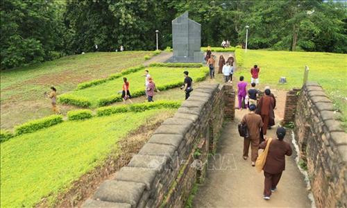 Du khách tham quan tại Di tích Đồi A1. Ảnh: Xuân Tư – TTXVN