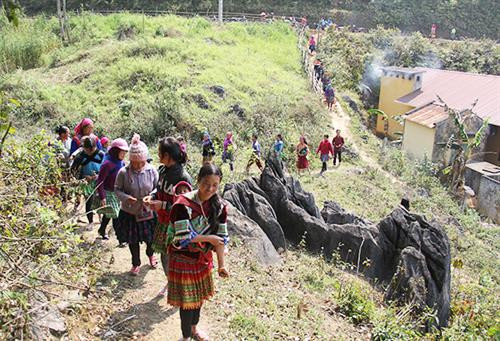 Bà con tới khu vực rừng cấm để chuẩn bị các nghi thức của lễ cúng rừng. Bà con tới khu vực rừng cấm để chuẩn bị các nghi thức của lễ cúng rừng.