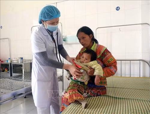 Các bác sỹ Bệnh viên đa khoa khu vực ATK huyện Yên Sơn khám bệnh cho bệnh nhân. Ảnh: Quang Đán – TTXVN Các bác sỹ Bệnh viên đa khoa khu vực ATK huyện Yên Sơn khám bệnh cho bệnh nhân. Ảnh: Quang Đán – TTXVN