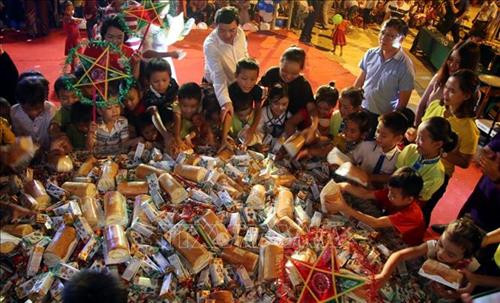 Các em thiếu nhi xã Tam Hợp từng bừng phá cỗ Tết Trung thu sớm tại chương trình “Vầng trăng yêu thương”. Ảnh: TTXVN phát Các em thiếu nhi xã Tam Hợp từng bừng phá cỗ Tết Trung thu sớm tại chương trình “Vầng trăng yêu thương”. Ảnh: TTXVN phát