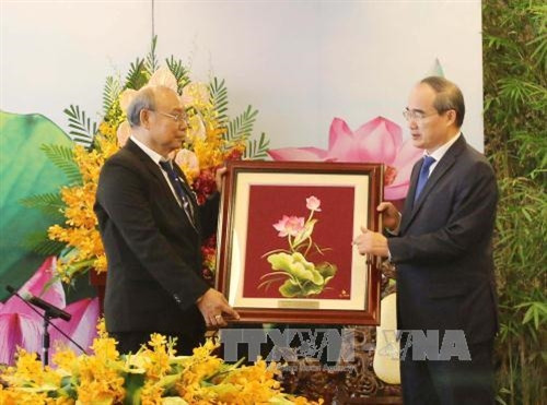 Bí thư Thành ủy Thành phố Hồ Chí Minh Nguyễn Thiện Nhân tặng quà lưu niệm Chủ tịch Quốc hội Cộng hòa Liên bang Myanmar ông Man Uyn Khai Than. Ảnh: Thanh Vũ - TTXVN