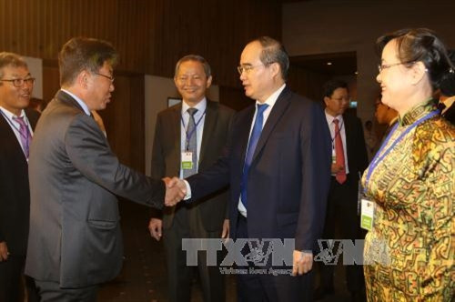 Phó Chủ tịch Quốc hội Tòng Thị Phóng, Bí thư Thành ủy Thành phố Hồ Chí Minh Nguyễn Thiện Nhân gặp gỡ các đại biểu. Ảnh: Hoàng Hải-TTXVN Phó Chủ tịch Quốc hội Tòng Thị Phóng, Bí thư Thành ủy Thành phố Hồ Chí Minh Nguyễn Thiện Nhân gặp gỡ các đại biểu. Ảnh: Hoàng Hải-TTXVN